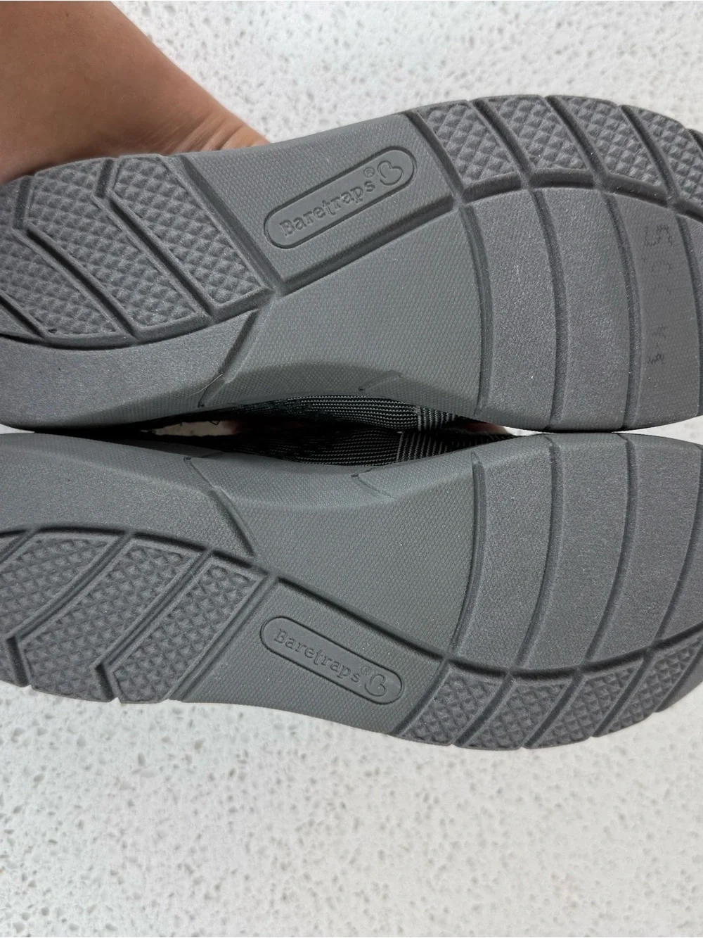 NWT Baretraps Kessie Memory Foam Slip On Comfort Flats Gray Black Womens 6M